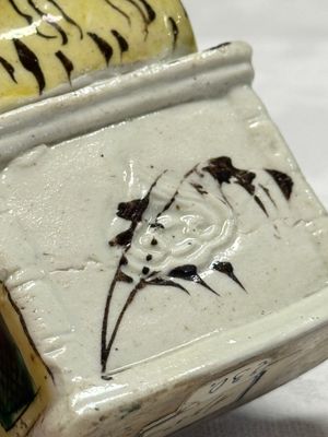 A Chinese famille verte sancai biscuit model of a seated Luohan on a tiger — foto 8