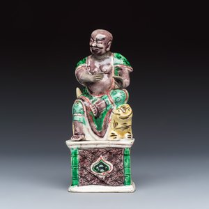 A Chinese famille verte sancai biscuit model of a seated Luohan on a tiger — foto 2