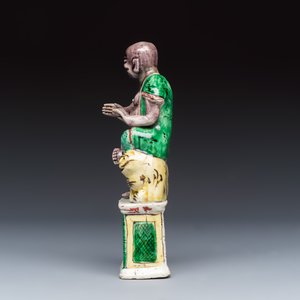 A Chinese famille verte sancai biscuit model of a seated Luohan on a tiger — foto 3