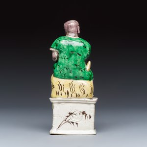 A Chinese famille verte sancai biscuit model of a seated Luohan on a tiger — foto 4