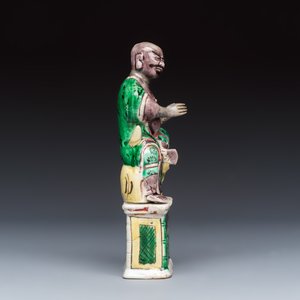 A Chinese famille verte sancai biscuit model of a seated Luohan on a tiger — foto 5
