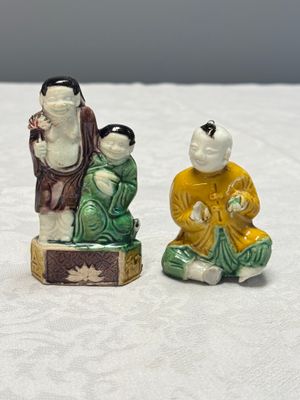 A Chinese famille verte sancai biscuit model of a seated boy and a 'He He Er Xian' group — foto 1