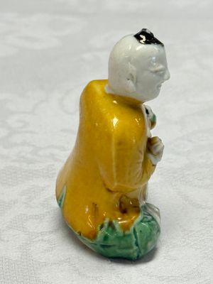 A Chinese famille verte sancai biscuit model of a seated boy and a 'He He Er Xian' group — foto 11