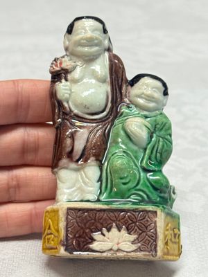 A Chinese famille verte sancai biscuit model of a seated boy and a 'He He Er Xian' group — foto 2