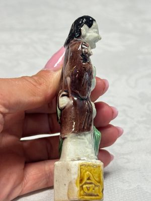 A Chinese famille verte sancai biscuit model of a seated boy and a 'He He Er Xian' group — foto 3