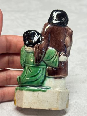 A Chinese famille verte sancai biscuit model of a seated boy and a 'He He Er Xian' group — foto 4