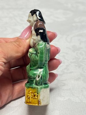 A Chinese famille verte sancai biscuit model of a seated boy and a 'He He Er Xian' group — foto 5