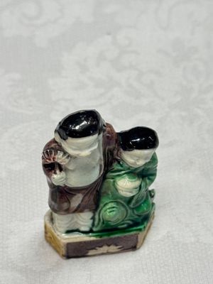 A Chinese famille verte sancai biscuit model of a seated boy and a 'He He Er Xian' group — foto 7