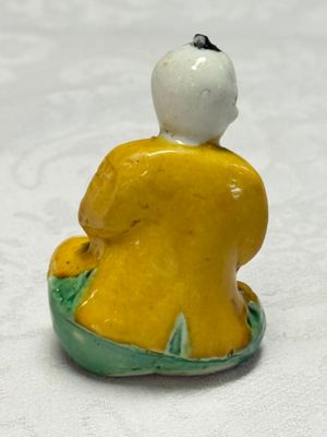 A Chinese famille verte sancai biscuit model of a seated boy and a 'He He Er Xian' group — foto 8