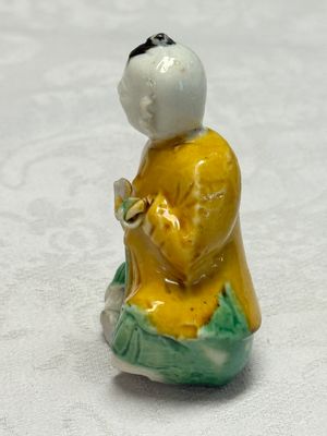 A Chinese famille verte sancai biscuit model of a seated boy and a 'He He Er Xian' group — foto 9