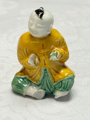 A Chinese famille verte sancai biscuit model of a seated boy and a 'He He Er Xian' group — foto 10