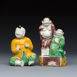 A Chinese famille verte sancai biscuit model of a seated boy and a 'He He Er Xian' group — foto 2