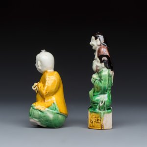 A Chinese famille verte sancai biscuit model of a seated boy and a 'He He Er Xian' group — foto 3