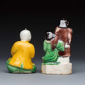 A Chinese famille verte sancai biscuit model of a seated boy and a 'He He Er Xian' group — foto 4