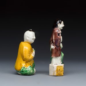 A Chinese famille verte sancai biscuit model of a seated boy and a 'He He Er Xian' group — foto 5