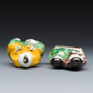 A Chinese famille verte sancai biscuit model of a seated boy and a 'He He Er Xian' group — foto 6