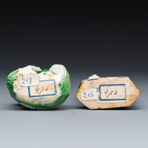 A Chinese famille verte sancai biscuit model of a seated boy and a 'He He Er Xian' group — foto 7