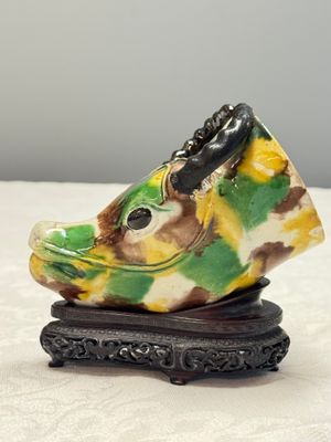 A Chinese famille verte sancai biscuit rhyton or libation cup in the shape of a buffalo head — foto 1