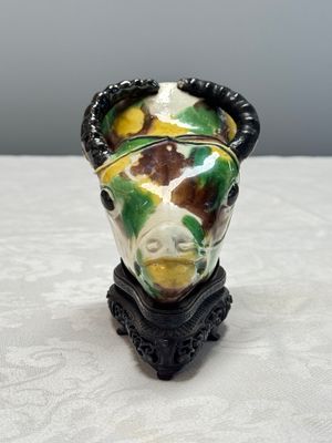 A Chinese famille verte sancai biscuit rhyton or libation cup in the shape of a buffalo head — foto 2