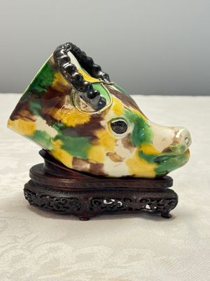 A Chinese famille verte sancai biscuit rhyton or libation cup in the shape of a buffalo head — foto 3