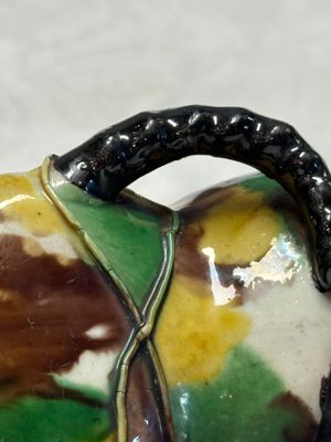 A Chinese famille verte sancai biscuit rhyton or libation cup in the shape of a buffalo head — foto 6