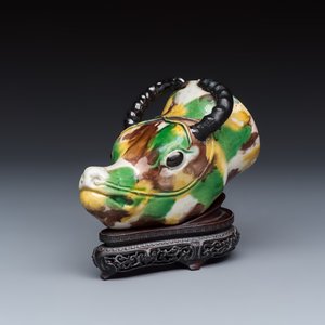 A Chinese famille verte sancai biscuit rhyton or libation cup in the shape of a buffalo head — foto 1