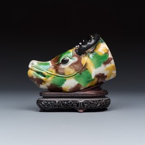 A Chinese famille verte sancai biscuit rhyton or libation cup in the shape of a buffalo head — foto 2