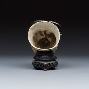 A Chinese famille verte sancai biscuit rhyton or libation cup in the shape of a buffalo head — foto 3