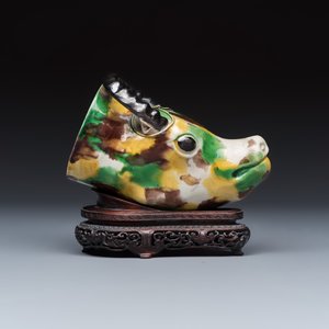 A Chinese famille verte sancai biscuit rhyton or libation cup in the shape of a buffalo head — foto 4