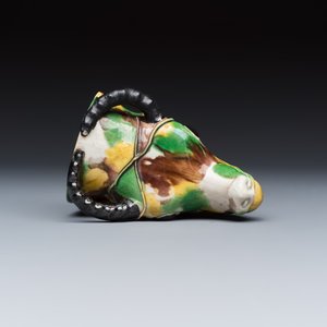 A Chinese famille verte sancai biscuit rhyton or libation cup in the shape of a buffalo head — foto 6
