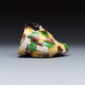 A Chinese famille verte sancai biscuit rhyton or libation cup in the shape of a buffalo head — foto 7