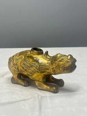 A Chinese gilt-bronze mythical beast-form water dropper — foto 1