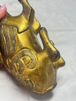 A Chinese gilt-bronze mythical beast-form water dropper — foto 11