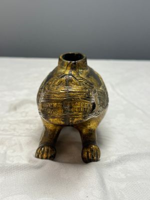A Chinese gilt-bronze mythical beast-form water dropper — foto 2