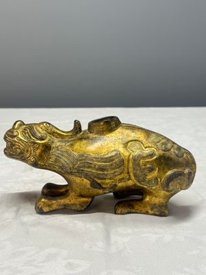 A Chinese gilt-bronze mythical beast-form water dropper — foto 3