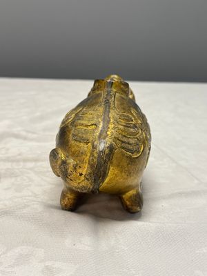 A Chinese gilt-bronze mythical beast-form water dropper — foto 4