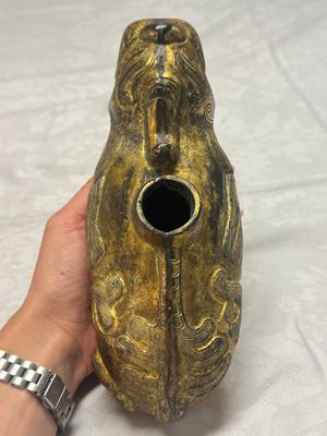 A Chinese gilt-bronze mythical beast-form water dropper — foto 5