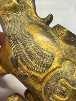 A Chinese gilt-bronze mythical beast-form water dropper — foto 6