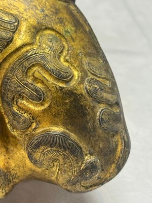 A Chinese gilt-bronze mythical beast-form water dropper — foto 7