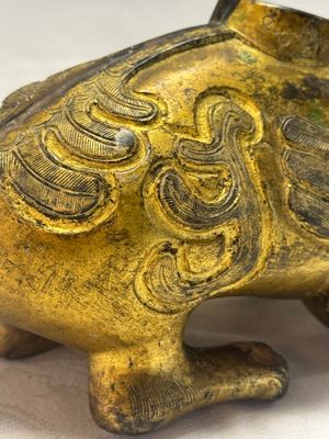 A Chinese gilt-bronze mythical beast-form water dropper — foto 8