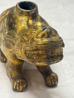 A Chinese gilt-bronze mythical beast-form water dropper — foto 9