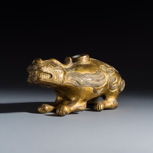 A Chinese gilt-bronze mythical beast-form water dropper — foto 1