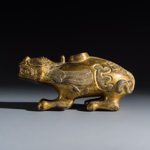 A Chinese gilt-bronze mythical beast-form water dropper — foto 2