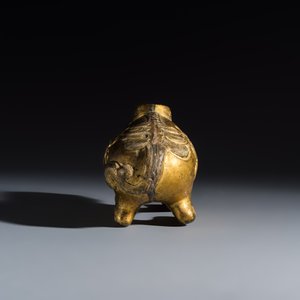 A Chinese gilt-bronze mythical beast-form water dropper — foto 3