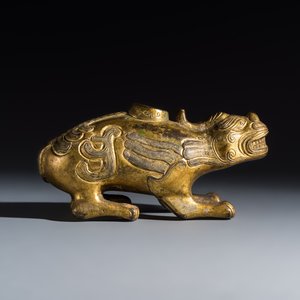 A Chinese gilt-bronze mythical beast-form water dropper — foto 4