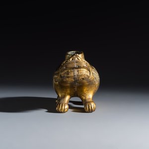 A Chinese gilt-bronze mythical beast-form water dropper — foto 5