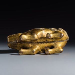 A Chinese gilt-bronze mythical beast-form water dropper — foto 7