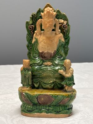 A Chinese sancai-glazed stoneware group of Guanyin and two attendants — foto 1