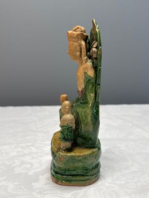 A Chinese sancai-glazed stoneware group of Guanyin and two attendants — foto 2