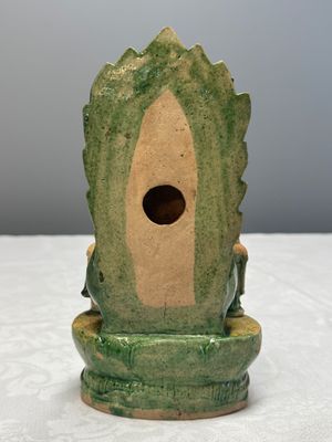 A Chinese sancai-glazed stoneware group of Guanyin and two attendants — foto 3